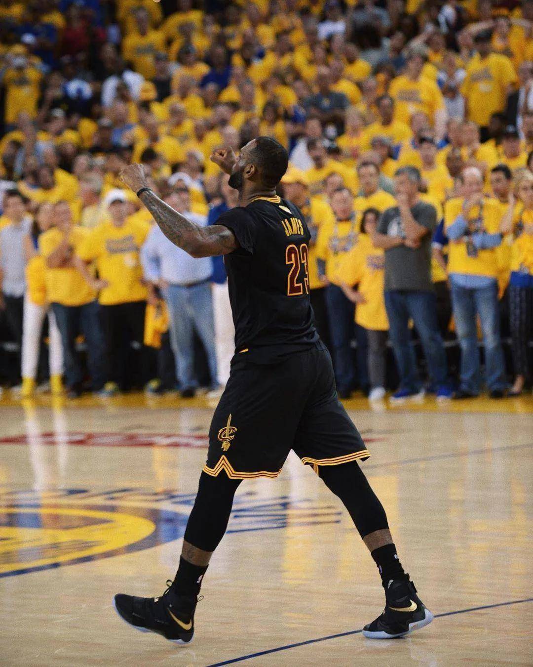 围绕球迷体 围绕球迷体